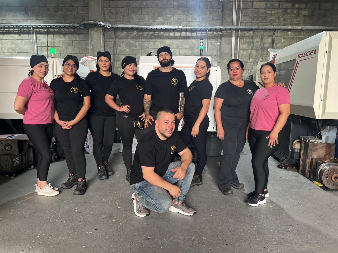Equipo operativo de Industrias Samilu revisando piezas plásticas